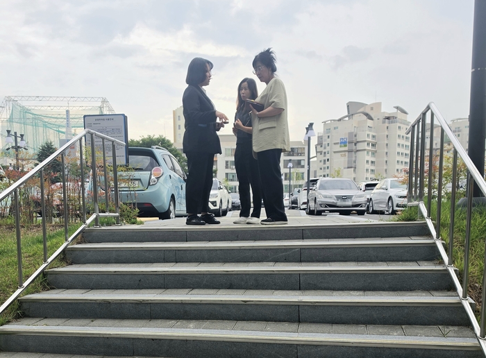 이혜인 의원이 1일 옥동 공영주차장을 찾아 진출입 계단을 점검했다. 남구의회 제공