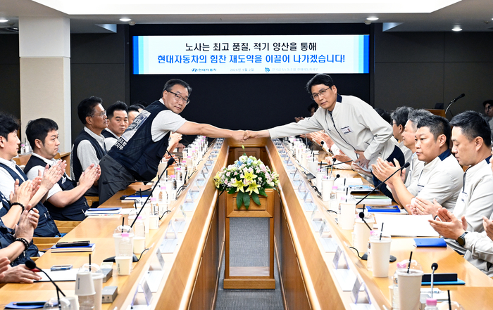 현대자동차 노사가 2일 울산공장 본관 동행룸에서 최영일 대표이사와 이종철 노조 지부장 등 노사 교섭대표가 참석한 가운데 ‘2026년 임금교섭 조인식’을 개최했다. 현대차 제공