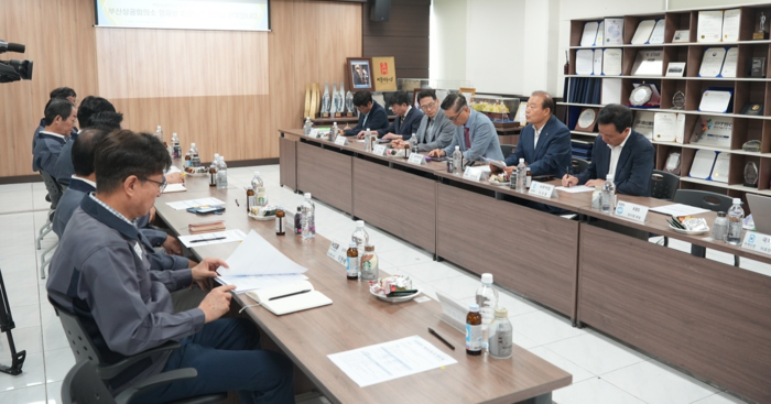 부산상의의 SMR(소형모듈원전) 사업재편 기업 ㈜화신볼트산업을 방문, 현장 간담회 진행 모습. 부산상의 제공