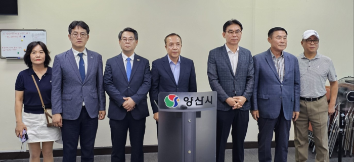 지난 6월3일 지방선거에 출마했던 더불어민주당 조문관 양산시장 후보와 예비후보들이 경찰과 선관위의 철저한 수사를 촉구하고 있다.