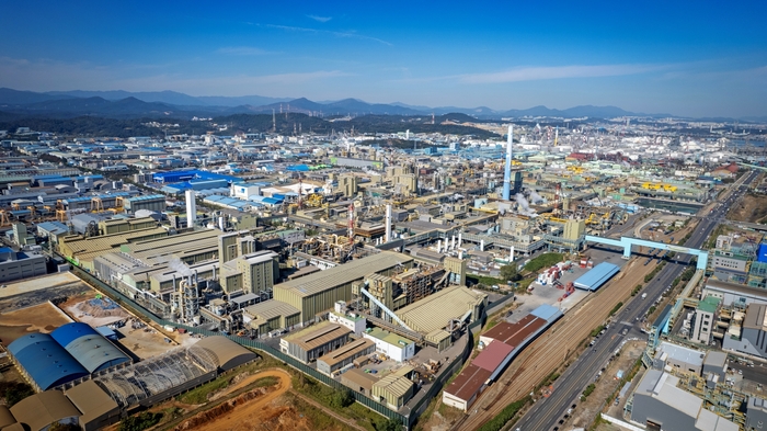 고려아연은 울산 온산제련소 내 반도체 황산 20·21호 생산라인 증설을 최근 완료하고 본격적인 가동에 들어갔다고 2일 밝혔다. 고려아연 제공