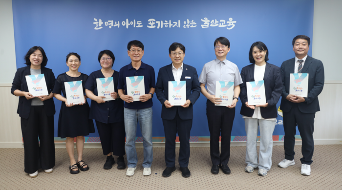 조용식 교육감이 2일 접견실에서 김구한 제11대 울산광역시교육감직 인수위원회 위원장에게서 백서를 전달받고 기념사진을 찍고 있다. 울산교육청 제공