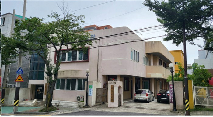 울산 동구노인회관 신축 건립 사업이 기존 대비 두배 넘게 뛴 예산으로 착공 시점을 잡지 못한 채 장기화되고 있다. 사진은 동구노인회관 전경. 울산매일 포토뱅크