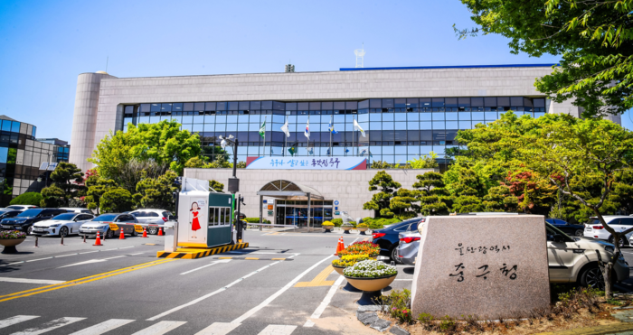 울산 중구청사 증축 사업이 사면 안정성 문제로 보강 공정이 추가되면서 연내 착공이 사실상 어려워졌다. 사진은 중구청 외경. 울산매일 포토뱅크