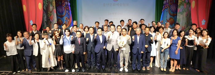 1일 중구 성안동 아트홀마당에서 이순걸 울주군수, 권태호 시의회 문화복지환경위원장을 비롯해 80여명의 관계자들이 참석한 가운데, 인터넷신문인 울산문화예술일보가 창간식을 열고 심현섭 방송인이 발행인으로 취임했다. 울산문예일보 제공