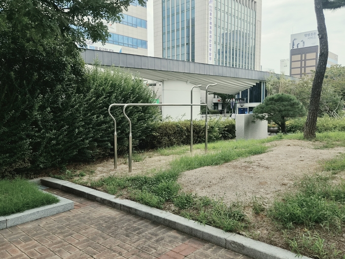 울산시청 앞마당 시장 관용차 주차장 인근에 설치된 평행봉.