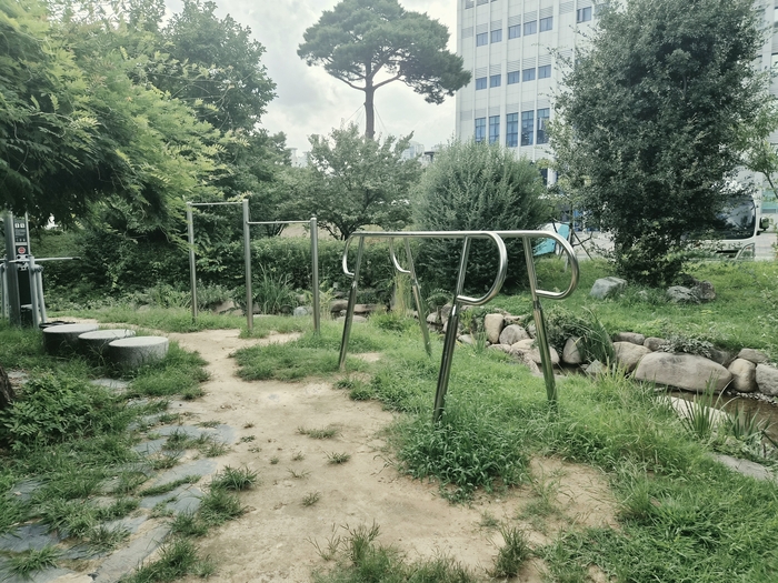 울산시청 앞 생활정원에 설치된 평행봉은 시민 체육시설과 함께 조성돼 있다.