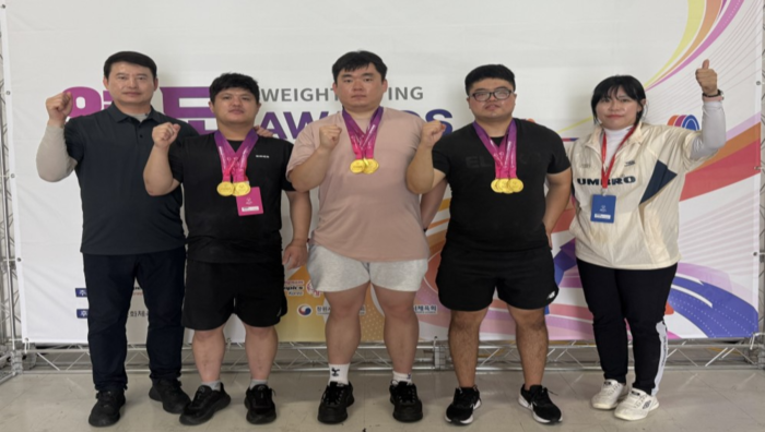 울산 동구청 돌고래역도단이 지난달 31일부터 9월 2일까지 경남 창원시 경남대학교 한마관 역도훈련장에서 열린 ‘제19회 스페셜올림픽코리아 전국하계대회’에서 선수단 전원이 금메달을 획득하며 총 12개의 금메달을 목에 거는 대기록을 세웠다. 동구 제공