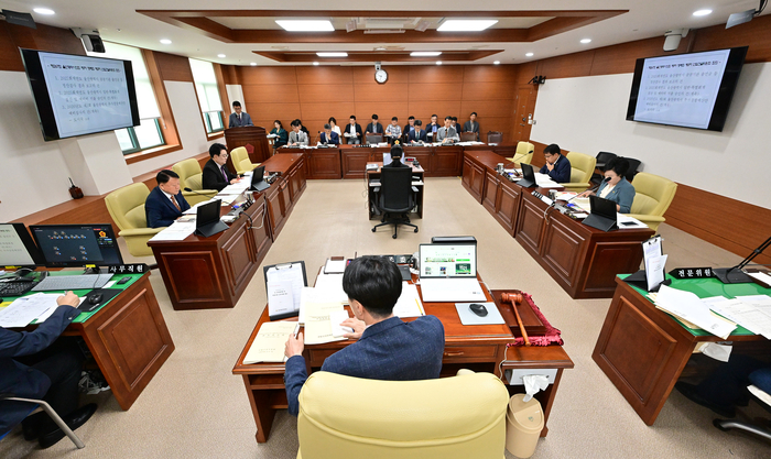 울산광역시의회 산업건설위원회(위원장 백현조)는 3일 시의회 회의실에서 도시국 소관 2025회계연도 결산 및 2026년도 제3회 추가경정예산안, 일반산업단지 관리업무의 공공기관 위탁 동의안 등을 심사했다. 울산시의회 제공