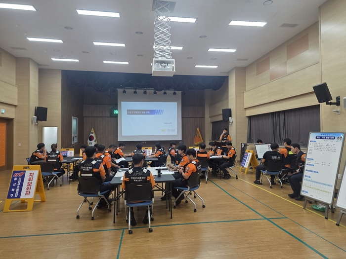 울산 북부소방서는 3일 소방서 내에서 소방관 40여명이 참여한 ‘긴급구조통제단 불시 가동훈련’을 실시했다. 북부소방서 제공