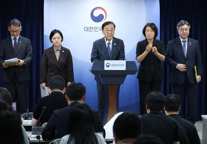김윤덕 국토교통부 장관이 3일 서울 종로구 정부서울청사에서 열린 행정·공공기관 이전 및 공공기관 기능 개혁 관련 기자회견에서 발언하고 있다. 연합뉴스
