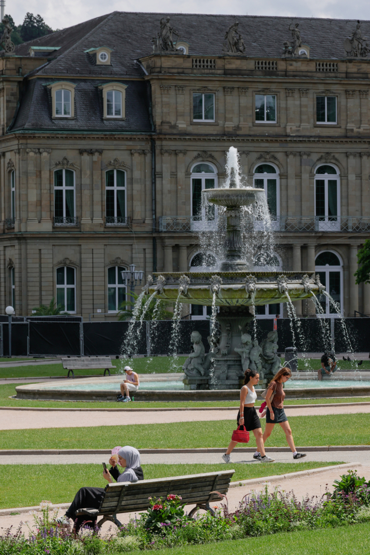 슈투트가르트 궁전광장(Schlossplatz)에서 일상을 즐기는 시민들. 이수화 기자