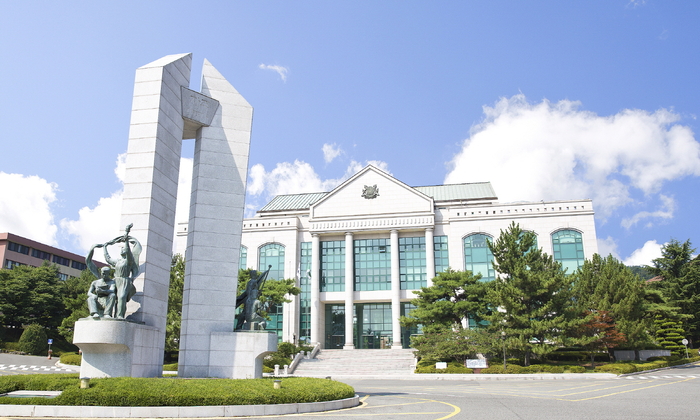 울산대가 2026년 정부 기초연구사업에서 83개 과제·314억4,000만원을 확보하며 에너지·산업AX·바이오 분야 연구 기반을 강화했다. 사진은 울산대 전경.