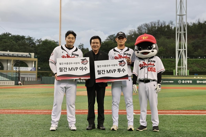울산웨일즈는 3일 문수야구장에서 열린 NC 다이노스와의 홈경기에 앞서 8월 월간 MVP 시상식을 진행하고, MVP에 선정된 고바야시와 최지만에게 상장을 전달했다. 웨일즈 제공