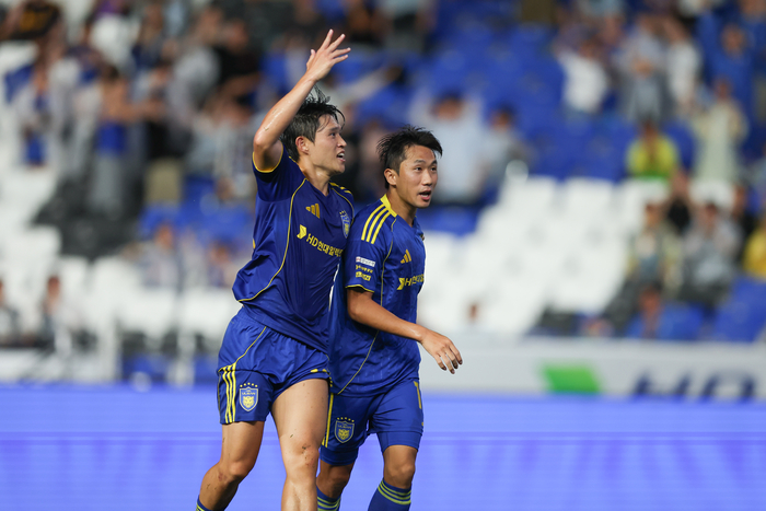 지난 29일 문수축구경기장에서 열린 김천 상무와의 경기에서 이동경의 패스를 받은 강상우가 골을 넣고 함께 기뻐하고 있다. 울산 HD 제공