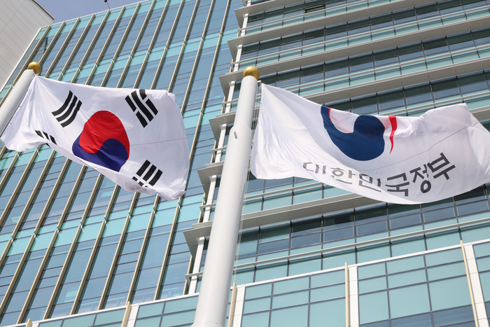 정부의 공공기관 기능개혁으로 울산의 동서발전·석유공사·울산항만공사가 독립 법인 지위를 잃게 되면서 통합본사 소재지와 핵심 기능 유출 여부가 지역 최대 현안으로 떠올랐다. 사진은 세종시 정부세종청사 국기와 정부기가 펄럭이고 있는 모습. 연합뉴스