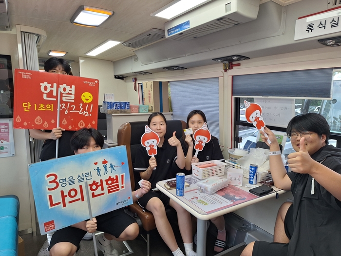 울산 동구에 위치한 남목고등학교(교장 명동선) 학생과 교직원들이 지난 4일 혈액수급 안정화를 위한 헌혈에 참여하며 생명나눔을 실천했다. 울산혈액원 제공