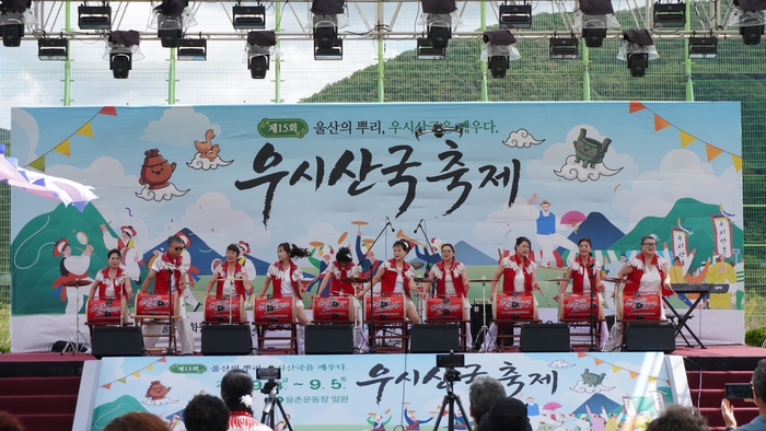 울주군 각 읍·면의 주민자치프로그램 공연팀이 참여한 주민참여형 공연 모습. 울주문화원 제공