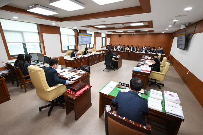 울산시의회 문화복지환경위원회(위원장 권태호)는 4일 시의회 문화복지환경위원회 회의실에서 환경국, 용연·온산 수질개선사업소 소관 2025회계연도 결산 및 2026년도 제3회 울산광역시 추경예산안 예비심사, 조례안 등을 심사했다. 울산시의회 제공