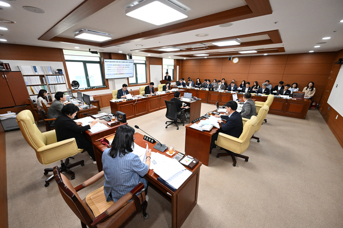 울산시의회 교육위원회(위원장 강혜순)는 4일 시의회 교육위원회 회의실에서 직속기관(울주도서관, 남부·동부도서관), 강북.강남 교육지원청 소관 2025회계연도 울산광역시교육청 결산 및 예비비 지출 심사, 관리계획안 등을 심사했다. 울산시의회 제공