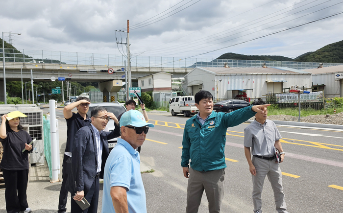 울산광역시의회 공진혁 운영위원장이 4일 울주군 오복노인회로부터 노인보호구역 지정(확대)신청이 들어온 웅촌면 오복길 6-1을 찾아 관계자들과 현장조사를 실시했다. 울산시의회 제공