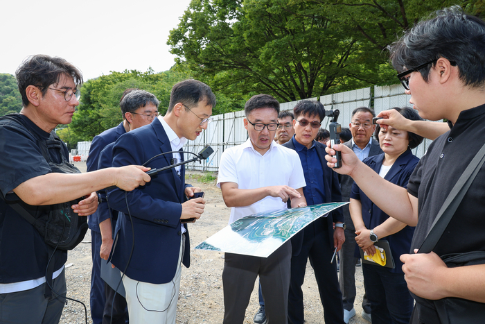 김상욱 울산시장은 지난 4일 울산 남구 무거동 1312-1번지 일원에서 조정·카누 보트하우스 건립 추진 상황을 보고받고 현장점검을 진행하고 있다. 이수화 기자