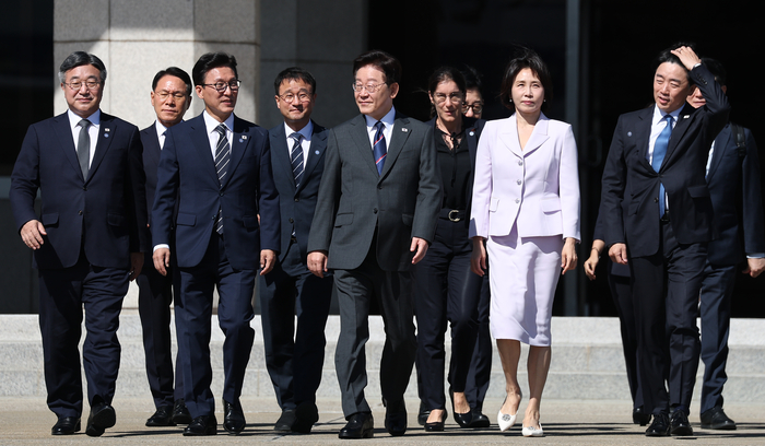 프랑스를 국빈방문 하는 이재명 대통령과 김혜경 여사가 6일 성남 서울공항에서 공군 1호기로 이동하고 있다.연합뉴스
