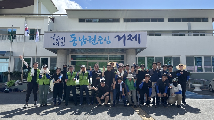국민연금 부산본부 긴급 구호활동 단체 기념촬영 모습.-국민연금 부산본부 제공