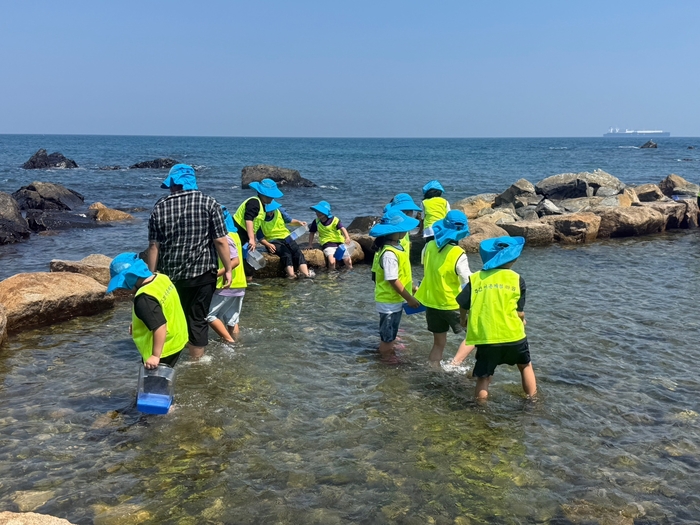 초록우산어린이재단 울산지역본부가 7일 HD현대중공업과 HD현대1%나눔재단의 후원으로 취약계층 아동들을 위한 해양 생태체험 프로그램을 마련했다. 초록우산 울산본부 제공