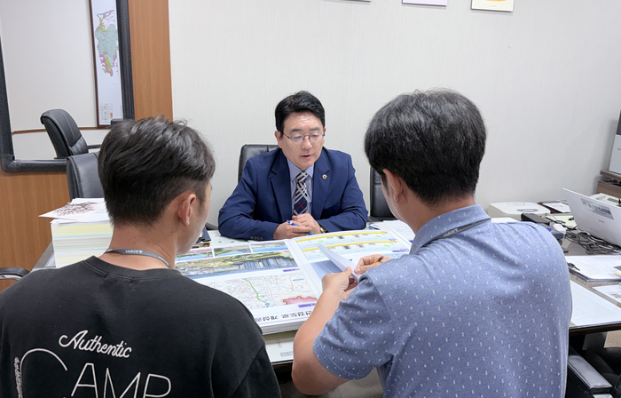 울산시의회 이주언 의원이 7일 시의회 의원연구실에서 종합건설본부로부터 신천엠코~국도7호선 연결도로 개설 사업의 추진 현황과 향후 계획을 보고받고 사업이 차질 없이 진행되도록 만전을 기해줄 것을 관계 부서에 부탁했다. 울산시의회 제공