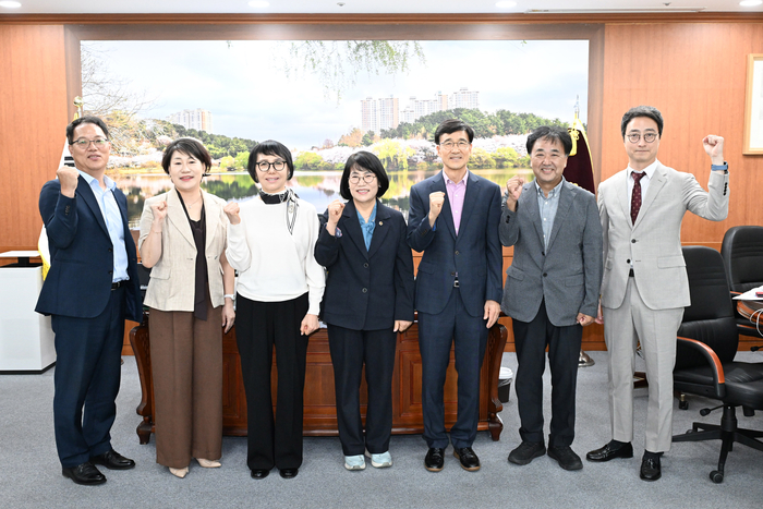 울산시의회 이영해 의장이 7일 오전 시의회 의장실에서 행동강령운영 자문위원회 위원들과 환담을 나눈 뒤 함께 기념촬영을 하고 있다. 울산시의회 제공