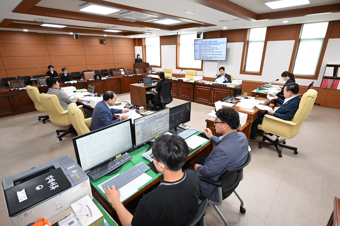 울산시의회 행정자치위원회(위원장 이장걸)는 7일 시의회 행정자치위원회 회의실에서 분권인구정책국 소관 2025회계연도 결산 및 2026년도 제3회 울산광역시 추경예산안 예비 심사, 조례안 등을 심사했다. 울산시의회 제공