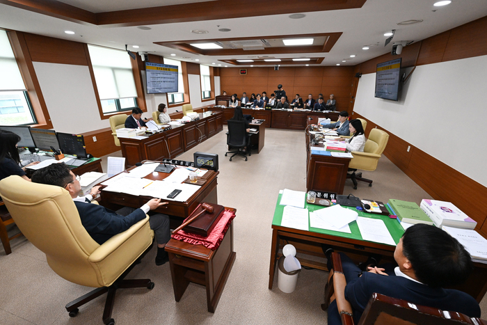 울산시의회 문화복지환경위원회(위원장 권태호)는 7일 시의회 문화복지환경위원회 회의실에서 녹지정원국 소관 2025회계연도 결산 및 2026년도 제3회 울산광역시 추경예산안 예비 심사 등을 심사했다. 울산시의회 제공