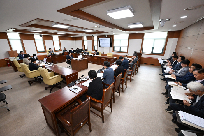 울산시의회 산업건설위원회(위원장 백현조)는 7일 시의회 산업건설위원회 회의실에서 건설주택국 소관 2025회계연도 결산 및 2026년도 제3회 울산광역시 추경예산안 예비 심사 등을 심사했다. 울산시의회 제공