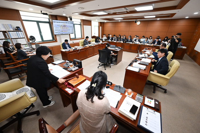 울산시의회 교육위원회(위원장 강혜순)는 7일 시의회 교육위원회 회의실에서 교육협력담당관, 정책관, 교육국(교육혁신과, 초등교육과, 중등교육과, 유아특수교육과, 미래교육과, 체육예술건강과, 민주시민교육과) 소관 2026년도 제3회 울산광역시교육비 특별회계 추가경정예산안 예비 심사 등을 심사했다. 울산시의회 제공