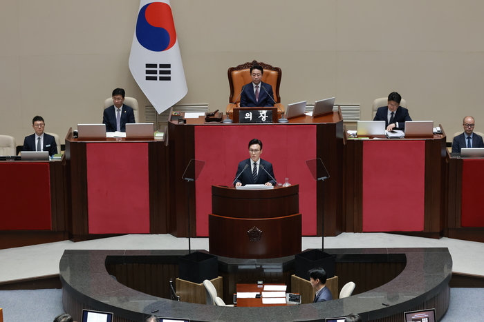더불어민주당 김민석 대표가 7일 국회에서 열린 정기국회 제3차 본회의에서 교섭단체 대표 연설을 하고 있다. 연합뉴스