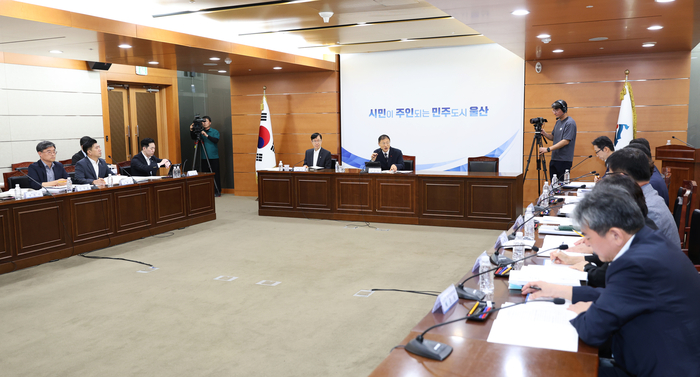 울산시는 7일 울산시청 상황실에서 김상욱 울산시장 주재로 시 간부 공무원들이 참석한 가운데 2027년 주요업무계획 보고회를 열고 시정 주요 현안에 대한 논의를 나눴다. 울산시 제공
