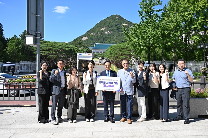 이동권 북구청장과 이진복 북구의회 의장, 염선용 공공기관 2차 이전 유치 범구민 추진단장 등이 7일 청와대를 찾아 김태근 자치발전비서관에게 공공기관 2차 이전 유치 건의서와 범구민 서명부를 전달했다. 북구 제공