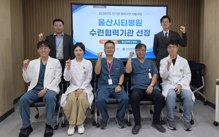 울산시티병원 척추신경외과 엄태웅 센터장이 국제 양방향 척추내시경 교육 프로그램에 Faculty(교수진)로 참여해 해외 의료진을 대상으로 척추내시경 수술 술기와 임상 경험을 공유했다. 울산시티병원 제공