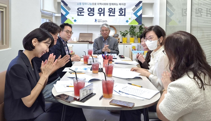 울산 중구 함월노인복지관(관장 서임량)은 8일 이동구(한국화학연구원 명예연구원) 위원장 주재 아래 2026년 3차 운영위원회를 열고, 2분기 운영 현황 및 후원금 집행사항, 2차 추경 예산안 그리고 3분기 운영계획 등을 논의했다. 함월노인복지관 제공
