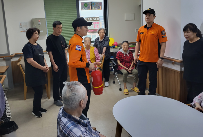 울산 북부소방서는 8일 아늑한요양원에서 이용자와 종사자 40여명을 대상으로 소방안전교육 및 피난훈련을 실시했다. 북부소방서 제공