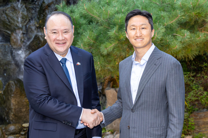 지난 7일 HD현대 정기선 회장(오른쪽)과 길베르토 테오도로 주니어 필리핀 국방장관이 만나 기념사진을 촬영하고 있다. HD현대 제공