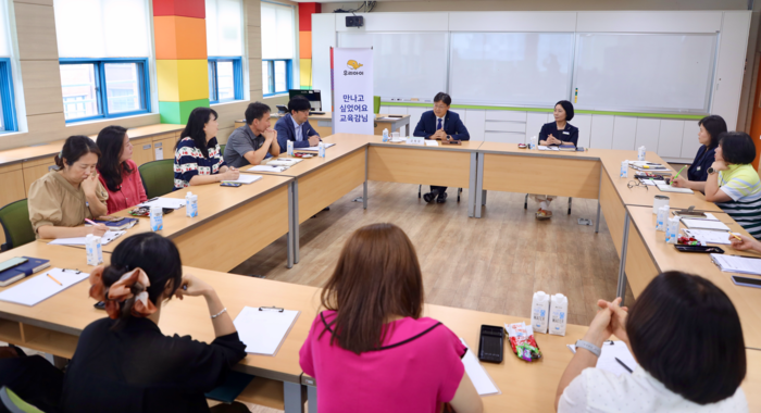 조용식 교육감이 8일 통폐합을 앞둔 동백초에서 열린 ‘제2회 시민과 만나는 교육감’ 행사에 참석해 교직원들과 소통하고 있다. 울산교육청 제공
