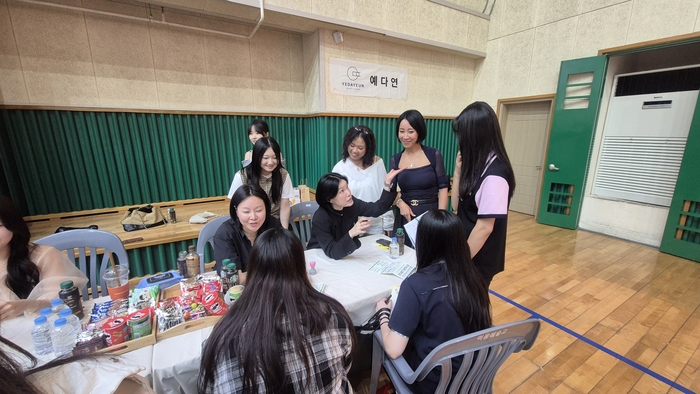 8일 울산 울주군 울산미용예술고등학교에서 열린 ‘꿈빛 박람회’에서 학생들이 미용업체 관계자와 채용 정보와 취업 준비에 필요한 사항을 상담하고 있다.