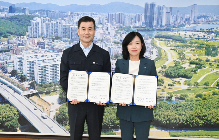 울산 중구와 한국토지주택공사(LH) 부산울산지역본부는 8일 중구청 구청장실에서 ‘울산 장현 도시첨단산업단지 추진 지원 업무협약’을 체결했다. 중구 제공