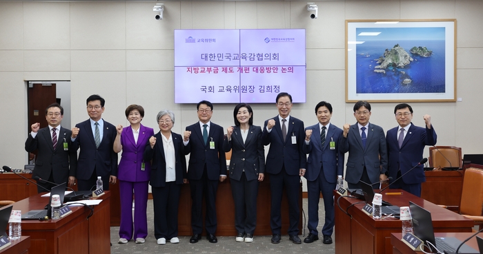 조용식 울산시교육감이 9일 오전 국회의사당 본관 교육위원장 회의실에서 김희정 의원에게 지방교육재정교부금 개편 반대 입장을 전달하고 기념촬영을 하고 있다. 울산교육청 제공