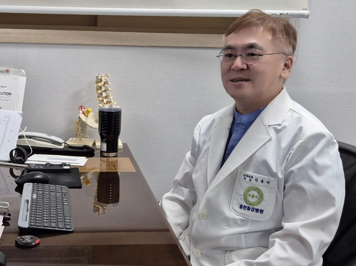 김윤석 동천동강병원 신경외과 전문의는 “척추관협착증은 척추관이 좁아져 신경이 압박을 받아 허리 통증과 다리 저림을 유발하는 대표적 퇴행성 질환”이라며 “증상과 신경 압박 정도에 따라 치료법을 결정해야 한다”라고 말했다. 동강병원 제공