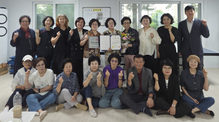 울산 남구의회 이양임 의장은 9일 김대영 시의원, 수암동 단체장들과 함께 2026년 남구 모범·우수경로당으로 선정된 수암동 한라훼미리아파트 경로당과 힐스테이트수암아파트 경로당을 차례로 방문해 축하의 인사를 전하며 어르신들의 안부를 살폈다. 남구의회 제공