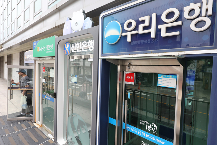 5대 은행(KB국민·신한·하나·우리·NH농협)의 올해 가계대출 총량 증가 목표치가 전체적으로 60% 남짓 확대된 것으로 전해진 30일 서울의 한 거리에 ATM이 설치되어 있다. 연합뉴스