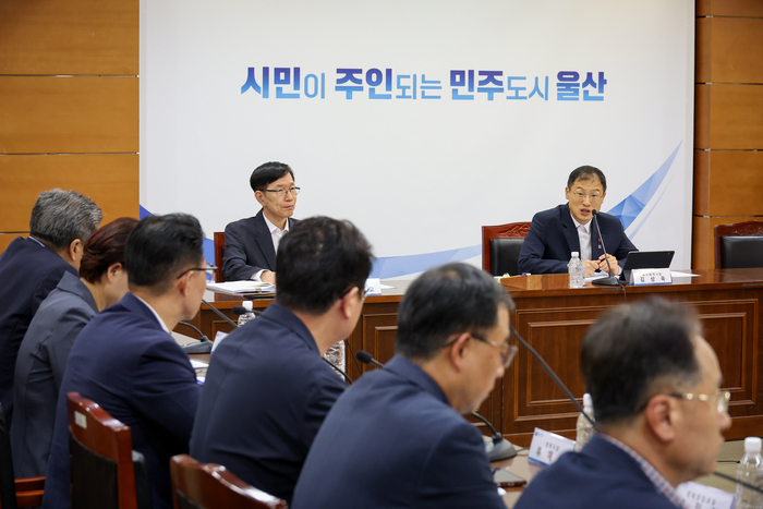 9일 울산시청 상황실에서 김상욱 울산시장 주재로 주간 업무회의가 진행되고 있다. 이수화 기자